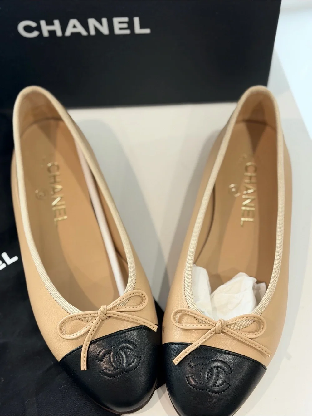 Sold ! !! CHANEL Beige and Black Two-Tone Leather Ballet Flats